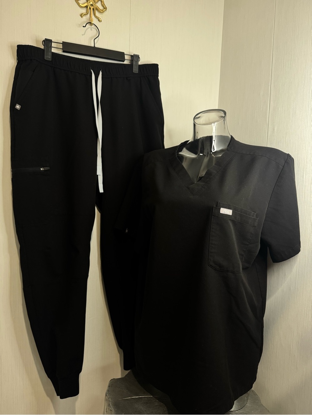 FIGS SCRUB SET!! Large. Black. Leon Top. Tansen Jogger.